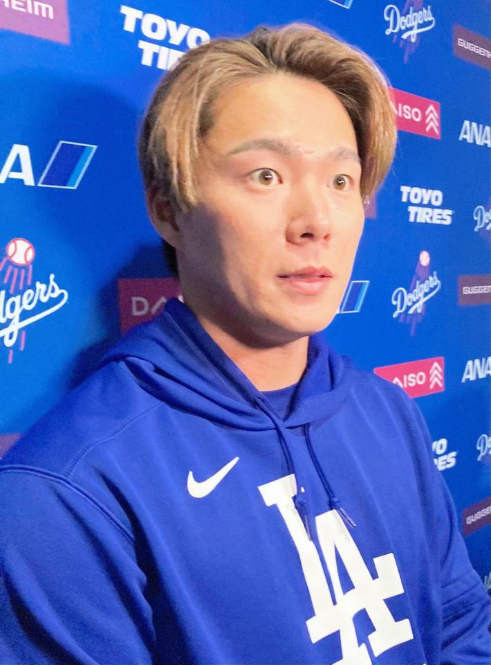 　試合後、報道陣の質問に答える山本（撮影・小林信行）