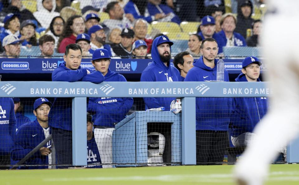 　９回、元気のないドジャースベンチ。左から大谷、１人おいて山本。右端は佐々木（共同）