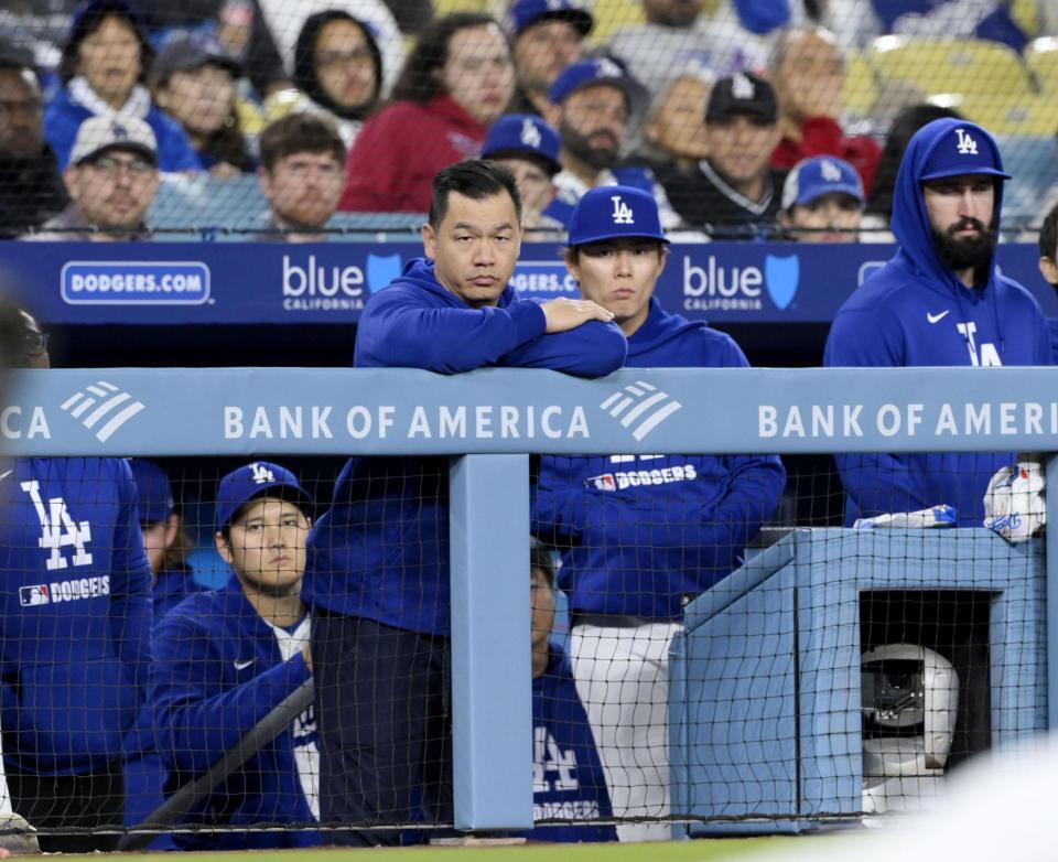 　９回、ス最後の打者が三振に倒れるのを見つめる、左から大谷、１人おいて山本（共同）