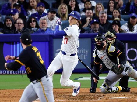 　５回、空振り三振に倒れるドジャース・大谷。投手スキーンズ（共同）