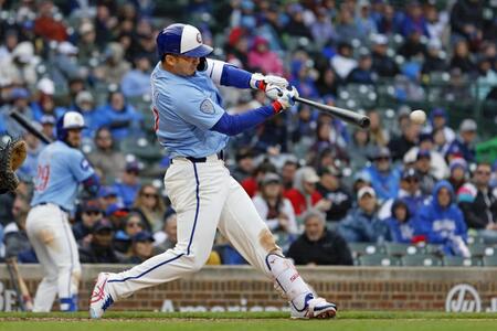 　６回、二塁打を放つ鈴木（共同）