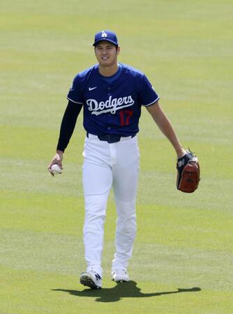 　試合前、キャッチボールする大谷（共同）