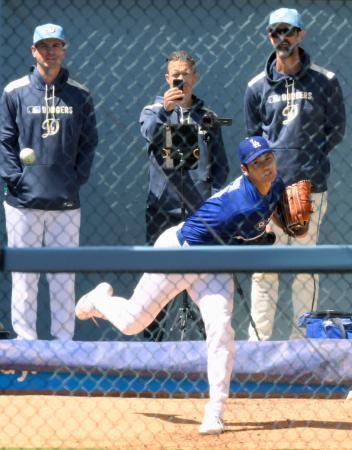 　ブルペンで投球練習するドジャース・大谷＝ロサンゼルス（共同）