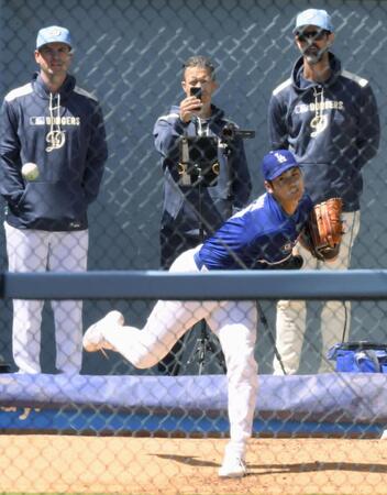 　ブルペンで投球練習する大谷（共同）