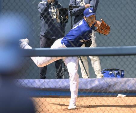　ブルペンで投球練習する大谷（共同）