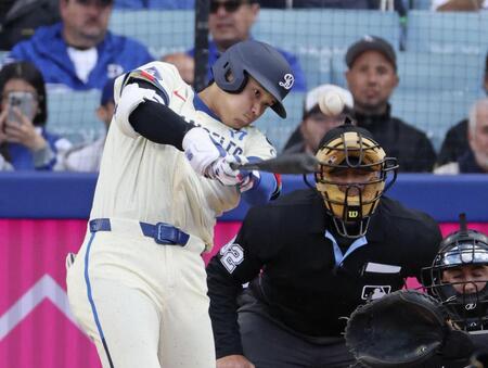 　１回、二塁打を放つ大谷（共同）