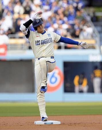 　１回、二塁打を放ちポーズをとる大谷（共同）