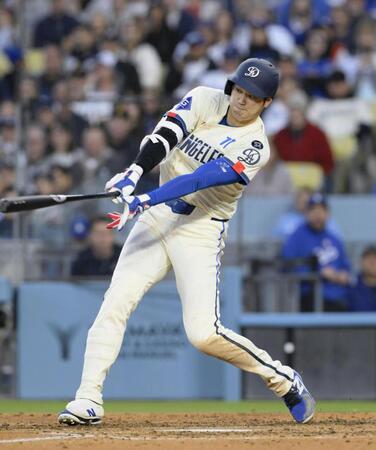 　５回、三塁打を放つ大谷（共同）