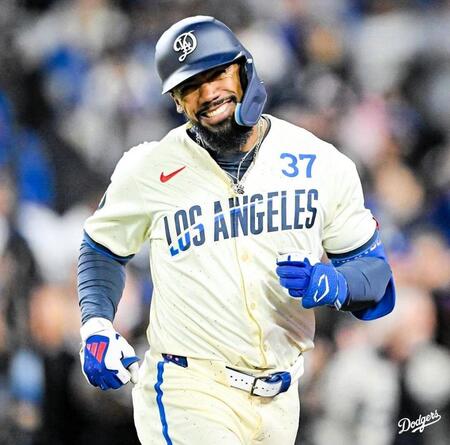 　８回、勝ち越しソロを放ち笑みを浮かべるＴ・ヘルナンデス（ロサンゼルス・ドジャース提供）