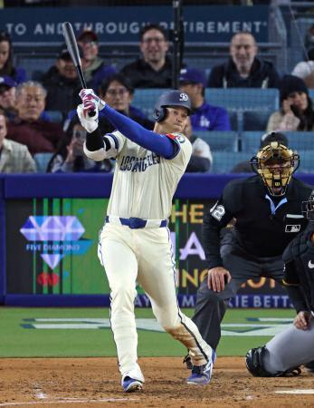 　パイレーツ戦の７回、同点二塁打を放つドジャース・大谷＝ロサンゼルス（共同）