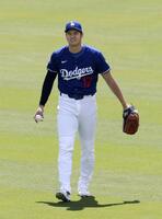 　試合前、キャッチボールする大谷（共同）