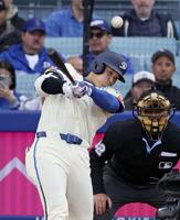 　１回、二塁打を放つ大谷（共同）