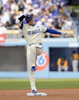 　１回、二塁打を放ちポーズをとる大谷（共同）