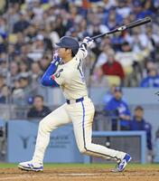 　５回、三塁打を放つ大谷（共同）