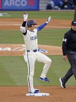 　１回、二塁打を放ちポーズをとる大谷（共同）