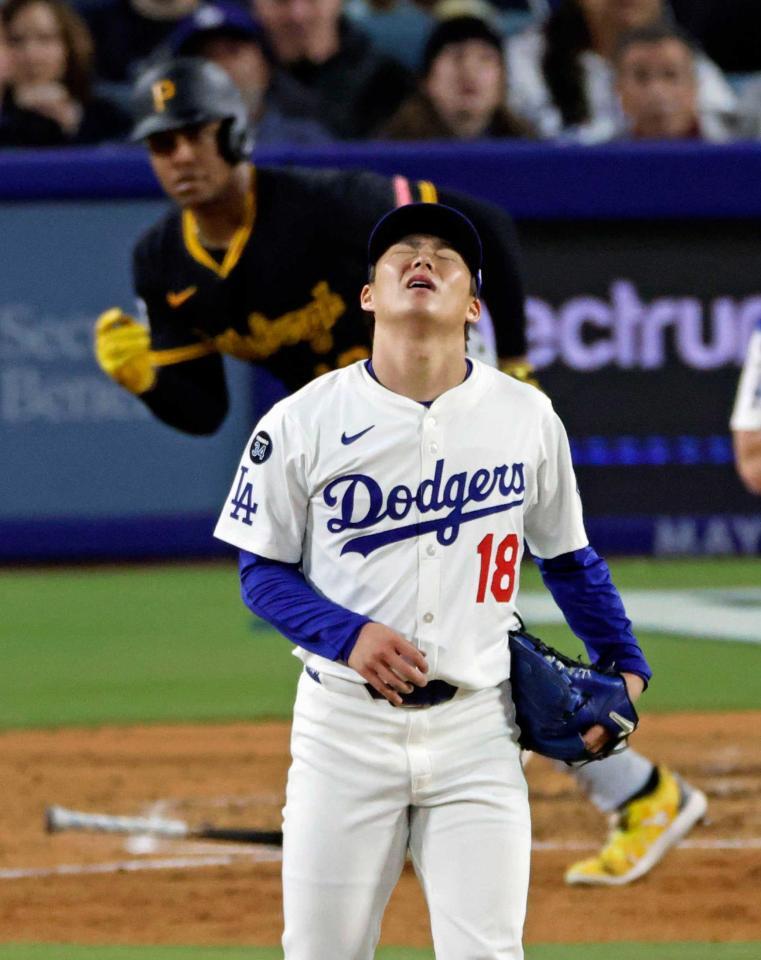 　５回、ヘイズ（奥）に適時打を許し、天を仰ぐドジャース・山本（共同）