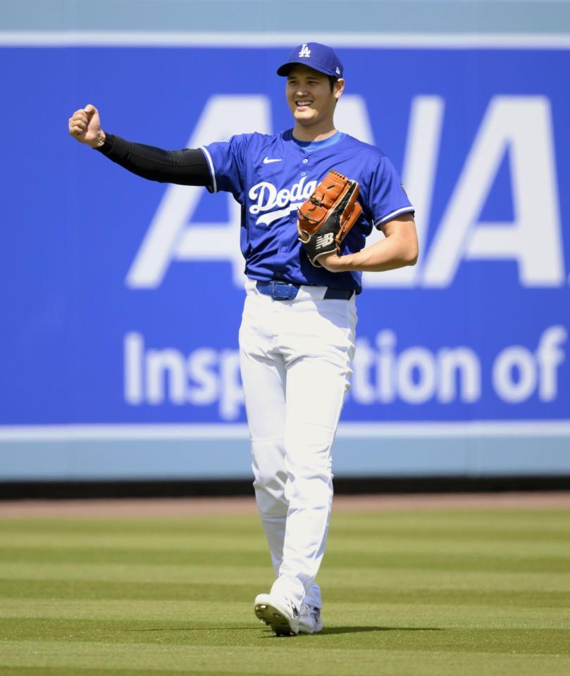 　キャッチボール中、笑顔を見せる大谷（共同）