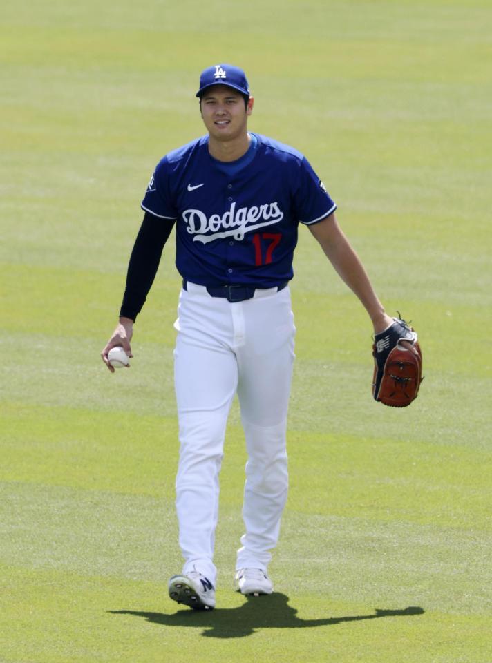 　試合前、キャッチボールする大谷（共同）