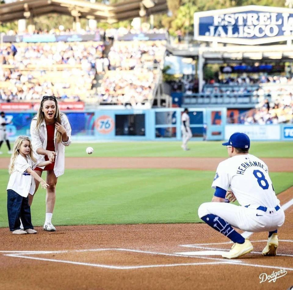 　２４年に始球式を行ったＫ・ヘルナンデスと長女。奥は妻のマリアナさん（ロサンゼルス・ドジャース提供）