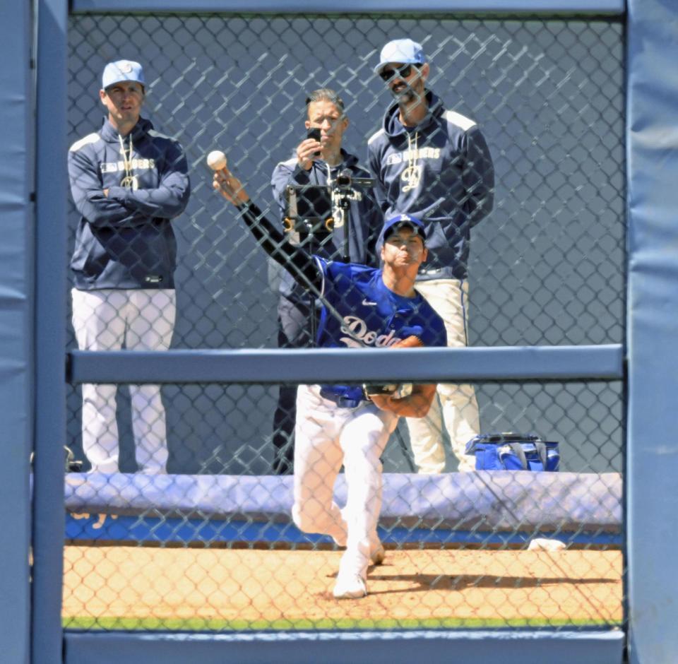 　ブルペンで投球練習する大谷（共同）