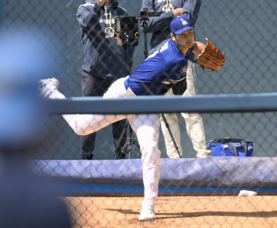 　ブルペンで投球練習する大谷（共同）