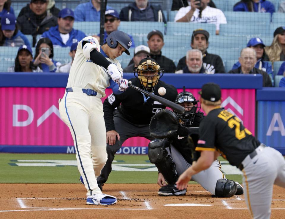 　１回、二塁打を放つ大谷（共同）