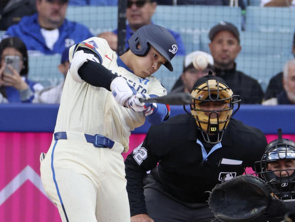 　１回、二塁打を放つ大谷（共同）