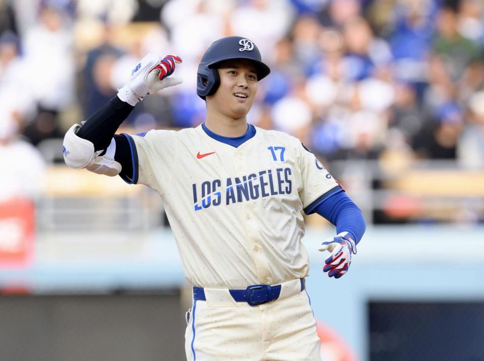 　１回、二塁打を放ちポーズをとる大谷（共同）