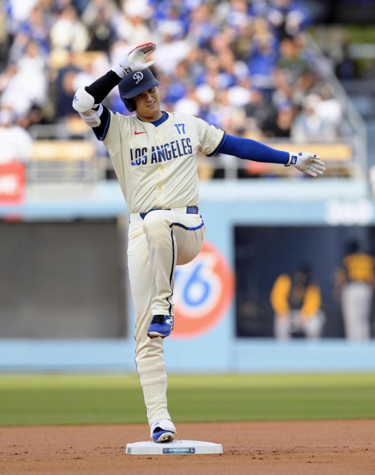 　１回、二塁打を放ちポーズをとる大谷（共同）