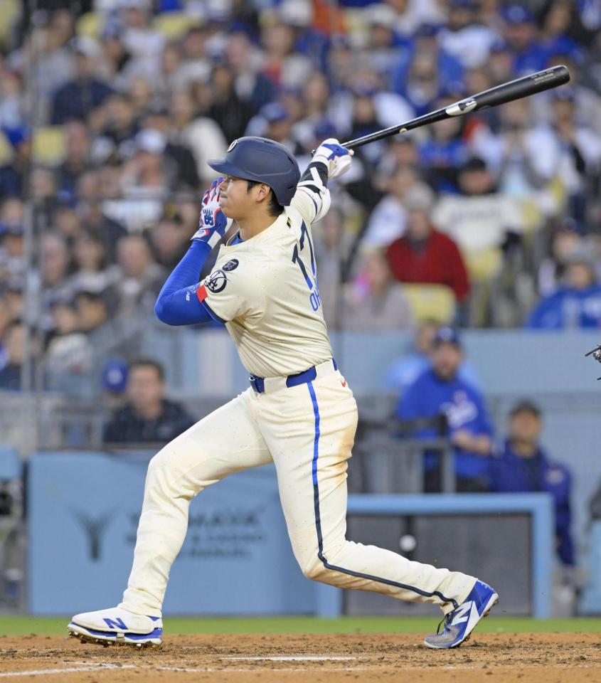 　５回、三塁打を放つ大谷（共同）