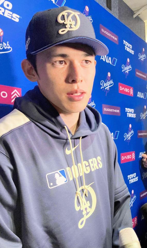 　試合後、報道陣の質問に答える佐々木（撮影・小林信行）