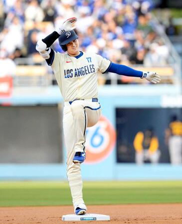 　１回、二塁打を放ちポーズをとるドジャース・大谷