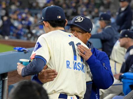 　６回途中で降板し、ロバーツ監督にハグされる佐々木（共同）