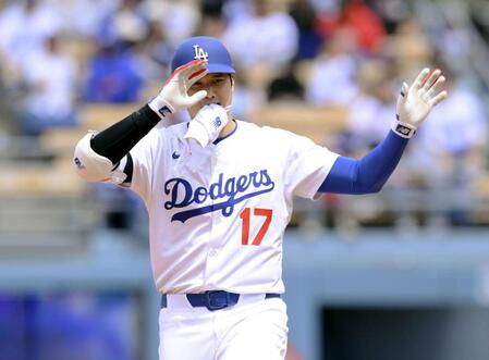 　２回、二塁打を放ちポーズをとる大谷（共同）