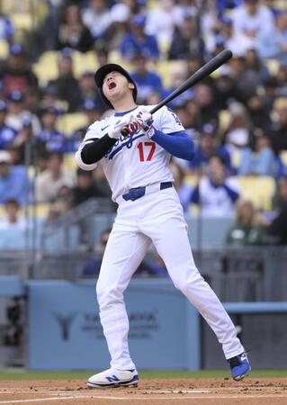 　１回、頭部付近の投球をよける大谷（共同）