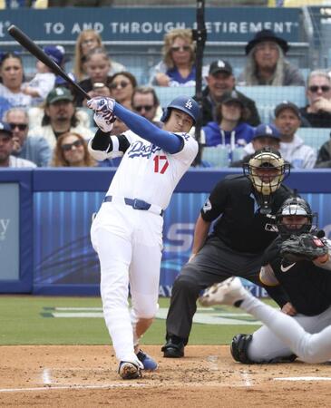 　２回、二塁打を放つ大谷（共同）