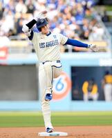 　１回、二塁打を放ちポーズをとるドジャース・大谷