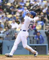 　２回、二塁打を放つ大谷（共同）