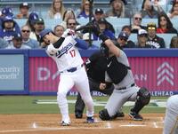 　１回、頭部付近の投球をよける大谷（共同）