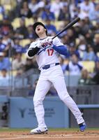 　１回、頭部付近の投球をよける大谷（共同）