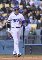 　１回、頭部付近の投球をよけた後、笑顔で打席に戻る大谷（共同）