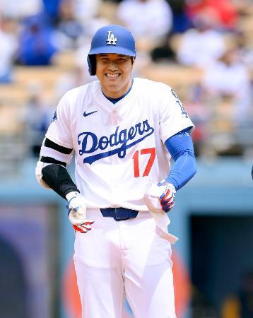 　パイレーツ戦の２回、二塁打を放ち笑顔のドジャース・大谷＝ロサンゼルス（共同）