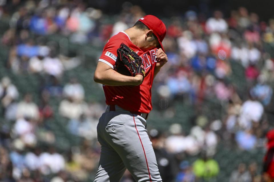 　１回、汗を拭う菊池（ＡＰ＝共同）