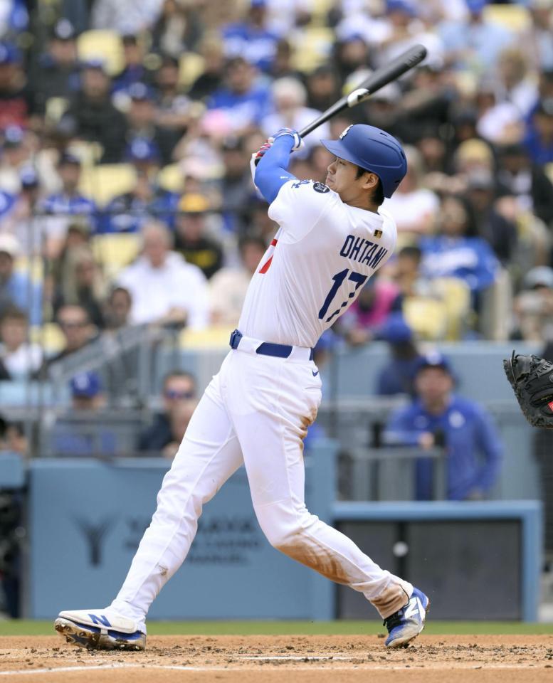 　２回、二塁打を放つ大谷（共同）