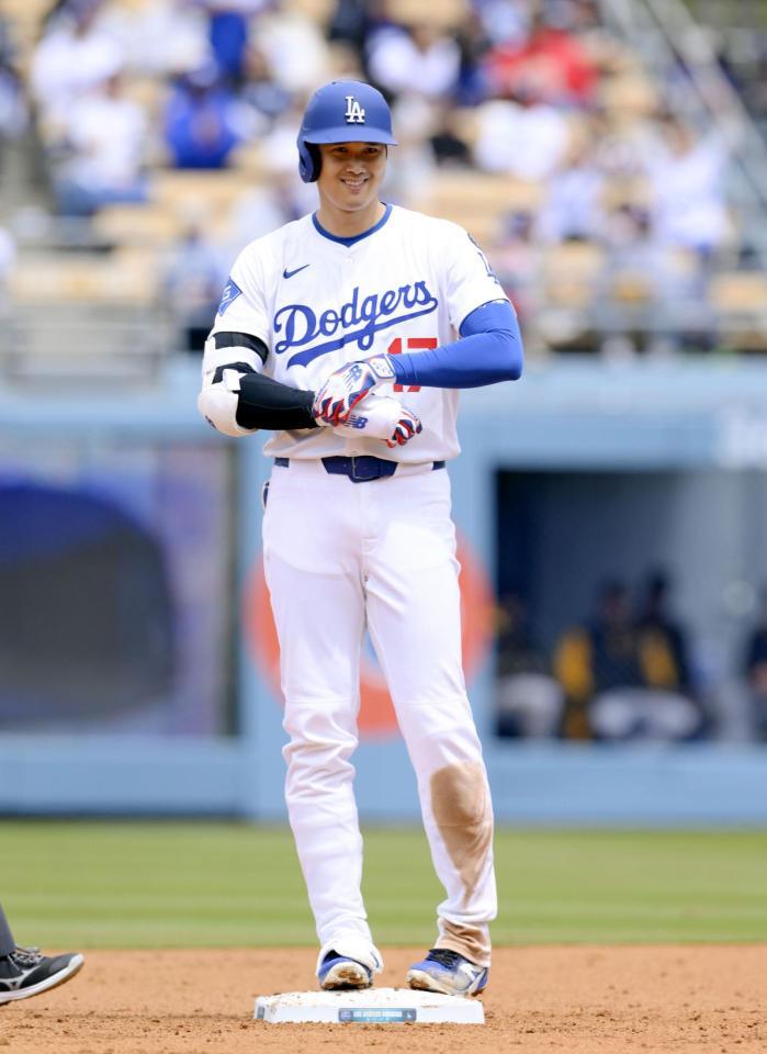 　２回、二塁打を放ち笑顔の大谷（共同）