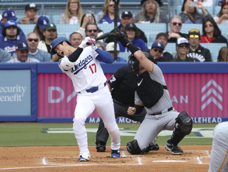 　１回、頭部付近の投球をよける大谷（共同）