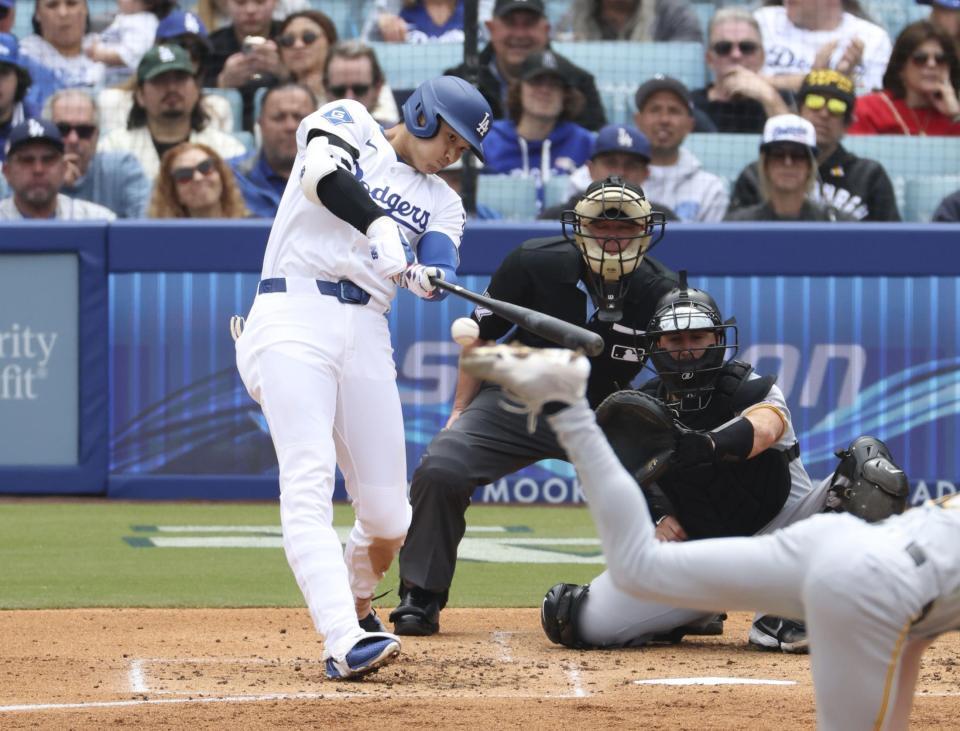 　２回、二塁打を放つ大谷（共同）