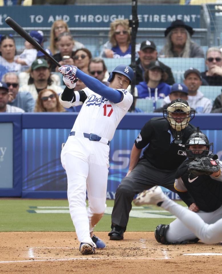 　２回、二塁打を放つ大谷（共同）