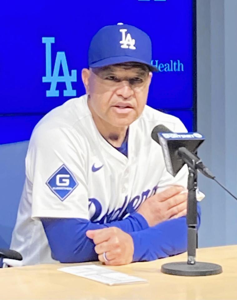 　試合後の会見を行うロバーツ監督（撮影・小林信行）