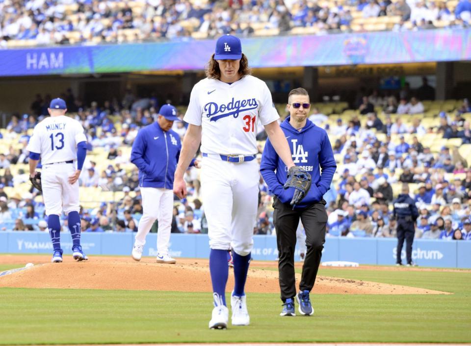 　２回のイニング間の投球練習中に右肩の違和感を訴えて緊急降板するグラスノー（共同）